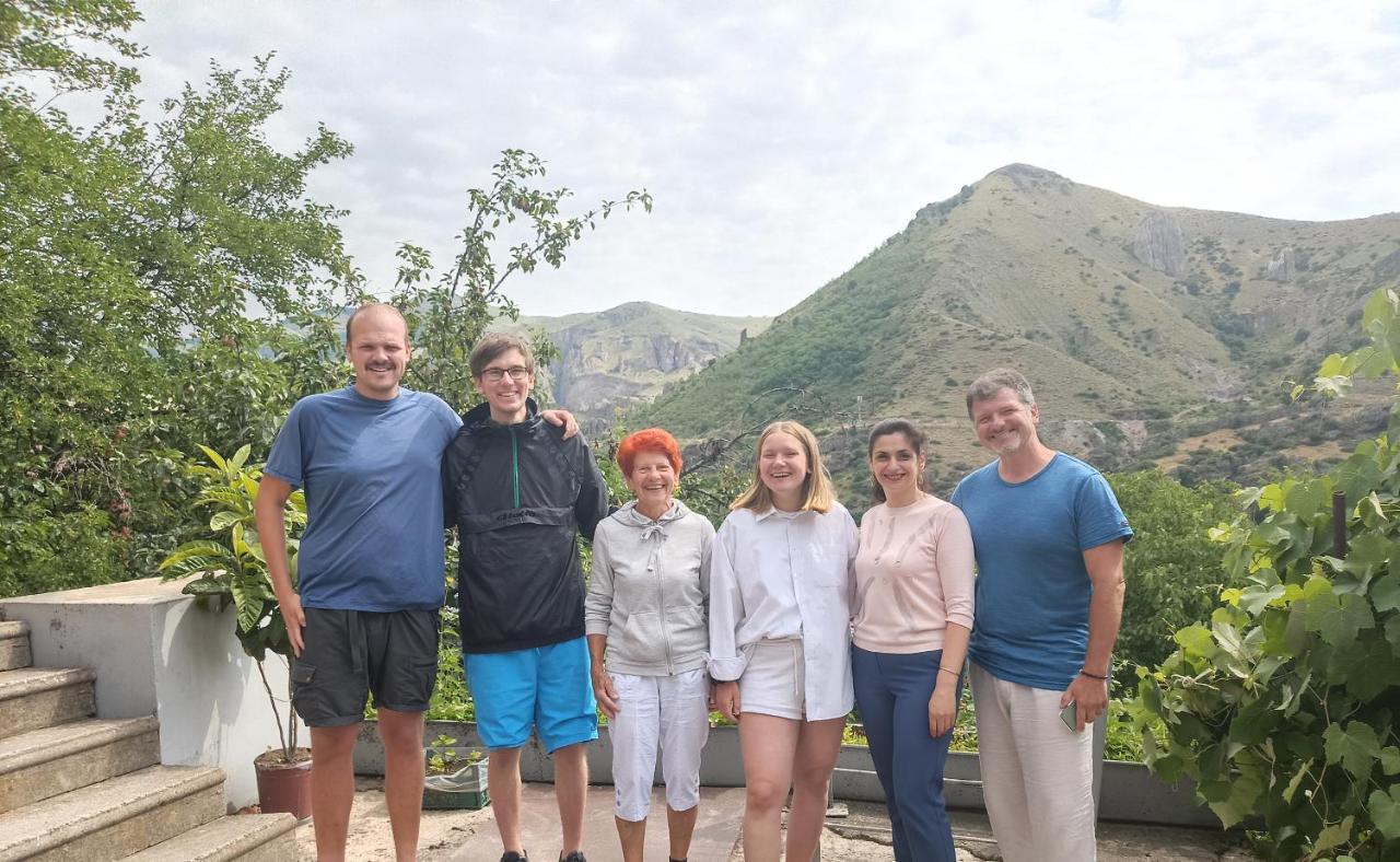 Nnn Guest House Goris Exterior foto