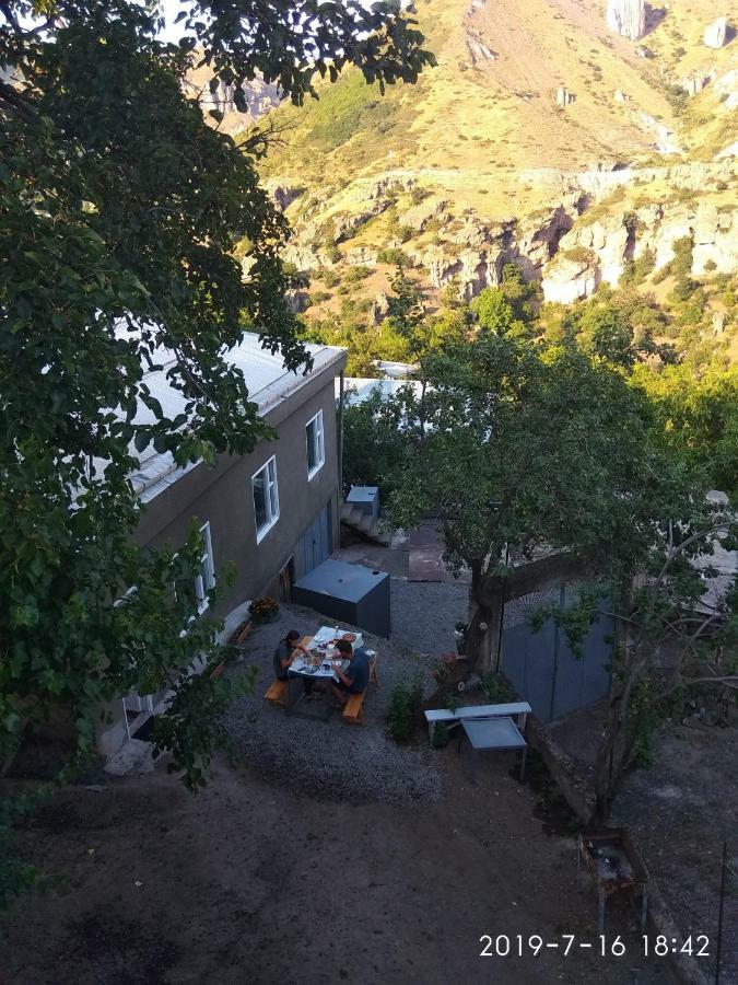 Nnn Guest House Goris Exterior foto